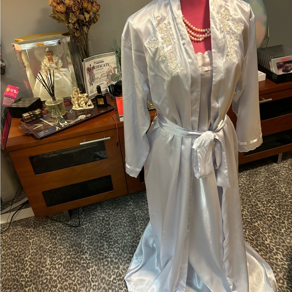 Oscar de la Renta Fine label pegnoir set.  Sleeveless nightgown and robe w/sash